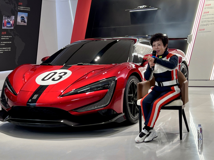 Stella Li ist BYD-Vizechefin, links der Yangwang U9 (Bild: Dirk Kunde)